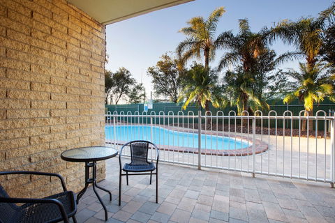 Nightcap At Kawana Waters Hotel - Sydney 4u 5