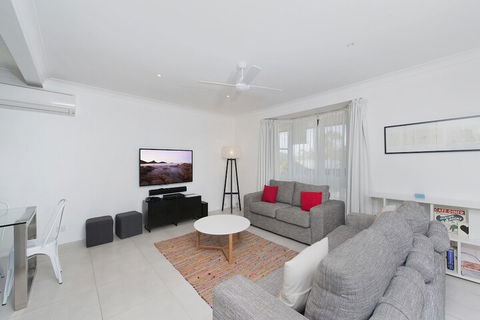 Ronald Avenue 101 Sea Behind The Trees - Accommodation Sydney 4