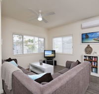 Harrys House 19 Achilles Street - Accommodation Sydney
