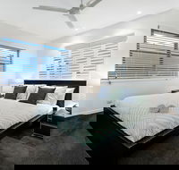 Sunrise Executive 5 Bedroom Home - Accommodation Sydney