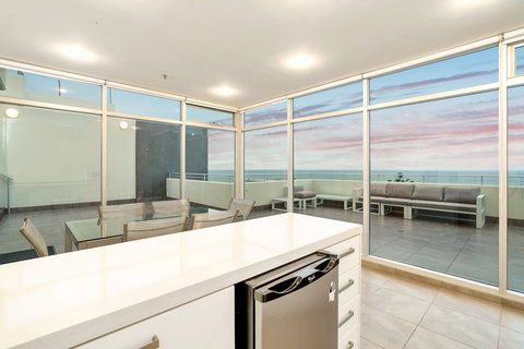 Glenelg Skyline Beachfront Penthouse, Adelaide - Accommodation Sydney 3
