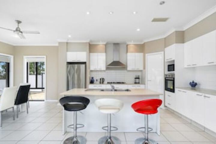 Molendinar QLD Sydney 4u