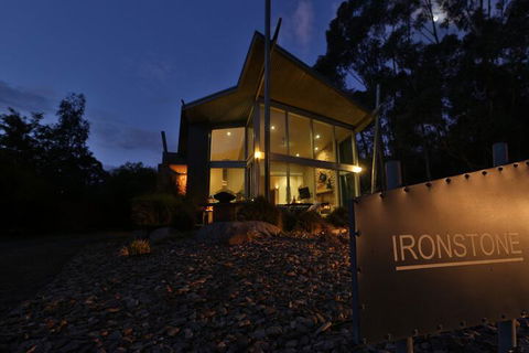 Ironstone Romantic Couples Retreat - Sydney 4u 4