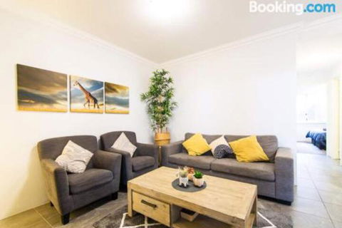 Deluxe Stays McMillan Holiday Apartments With Complimentary Parking & Netflix - Sydney 4u 4