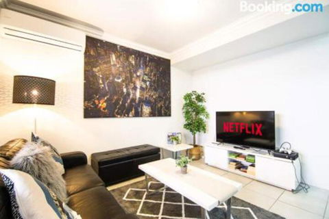 Deluxe Stays McMillan Holiday Apartments With Complimentary Parking & Netflix - Sydney 4u 2