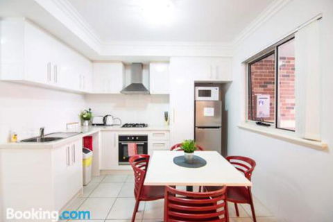 Deluxe Stays McMillan Holiday Apartments With Complimentary Parking & Netflix - Sydney 4u 5