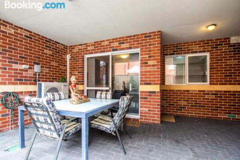 Deluxe Stays McMillan Holiday Apartments With Complimentary Parking & Netflix - Sydney 4u 6