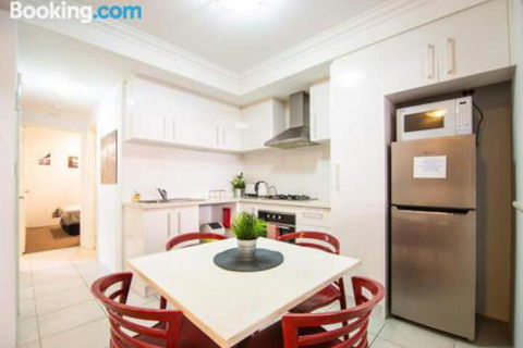 Deluxe Stays McMillan Holiday Apartments With Complimentary Parking & Netflix - Sydney 4u 3