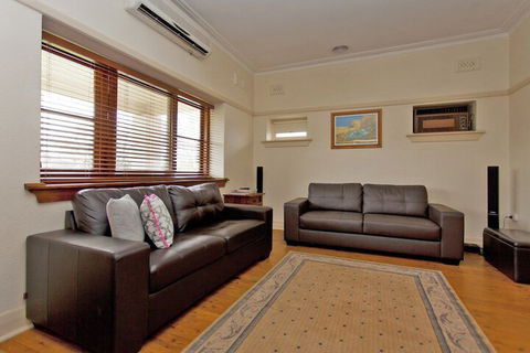 Red Brick Beauty - Central Cottage - Sydney 4u 2