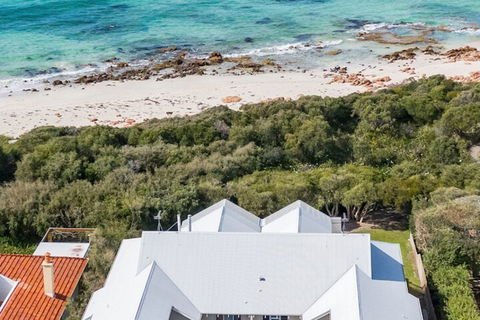 Beachfront House - Accommodation Sydney 6