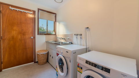 Pescarina Free Wifi & Netflix - Accommodation Sydney 6