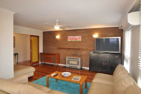 Salty Sands Meters From THE Beach Free Wifi - Accommodation Sydney 0