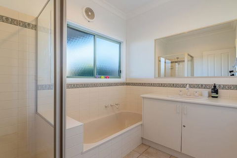 Beach Views On Beilby Free Wifi & Foxtel PET Friendly - Accommodation Sydney 7