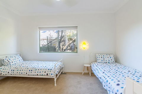 Beach Views On Beilby Free Wifi & Foxtel PET Friendly - Accommodation Sydney 4