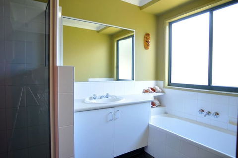 Beachcroft Inlet Side Close TO Town - Accommodation Sydney 4