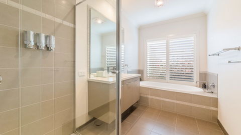 Oceans 11 Surfside Wifi & Foxtel PET Friendly - Accommodation Sydney 5