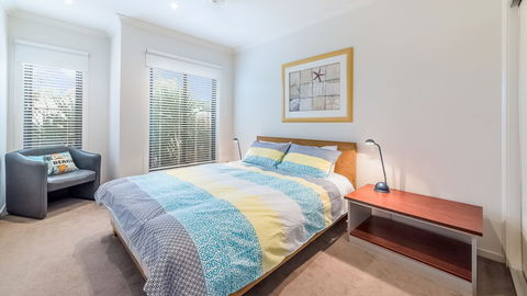 Oceans 11 Surfside Wifi & Foxtel PET Friendly - Accommodation Sydney 1
