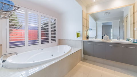 Oceans 11 Surfside Wifi & Foxtel PET Friendly - Accommodation Sydney 3