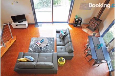 Surf Sounds Free Wifi PET Friendly Surf Side! - Accommodation Sydney 2