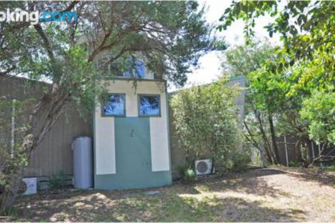 Surf Sounds Free Wifi PET Friendly Surf Side! - Accommodation Sydney 6