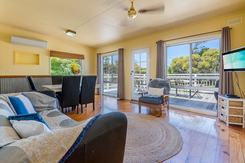 Inverloch Beach HUT Close TO Beach & Shops! - Accommodation Sydney 7