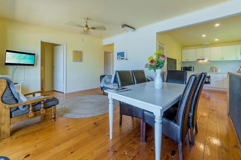 Inverloch Beach HUT Close TO Beach & Shops! - Accommodation Sydney 5