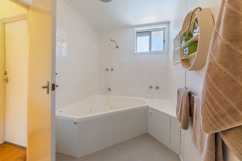 Inverloch Beach HUT Close TO Beach & Shops! - Accommodation Sydney 2