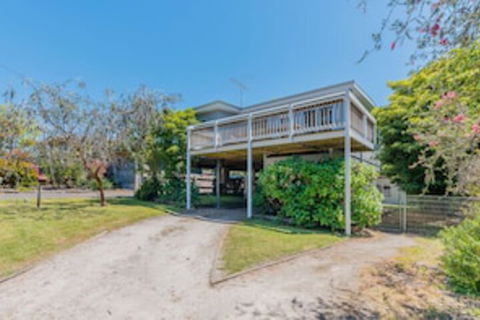 Inverloch Beach HUT Close TO Beach & Shops! - Accommodation Sydney 0