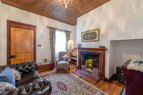 Sargeants & Armoury Cottages 1823 - Accommodation Sydney 5