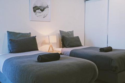 HFN Crown Shadow Play Apartment - Accommodation Sydney 1