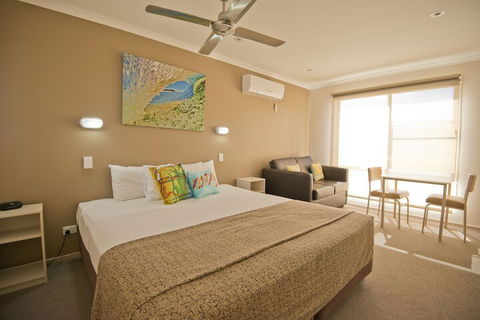 The Bowlo Holiday Cabins - Sydney 4u 3