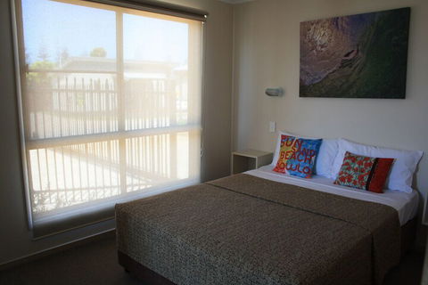 The Bowlo Holiday Cabins - Sydney 4u 4