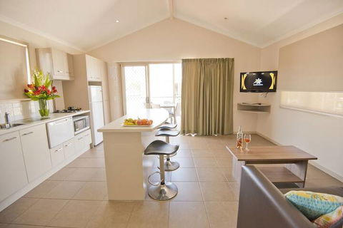 The Bowlo Holiday Cabins - Sydney 4u 5