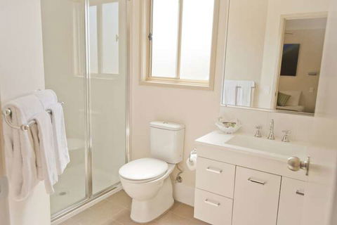 The Bowlo Holiday Cabins - Sydney 4u 2
