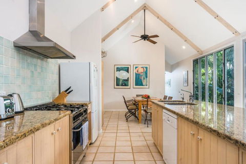 12 Childe Street Byron Bay Absolute Belongil Summerhouse - Accommodation Sydney 2