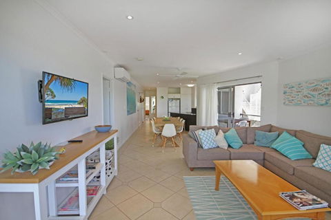 Unit 2 Beach Gallery 9 Andrew Street Point Arkwright 500 BOND LINEN SUPPLIED - Accommodation Sydney 6