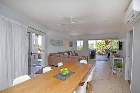 Unit 2 Beach Gallery 9 Andrew Street Point Arkwright 500 BOND LINEN SUPPLIED - Accommodation Sydney 3