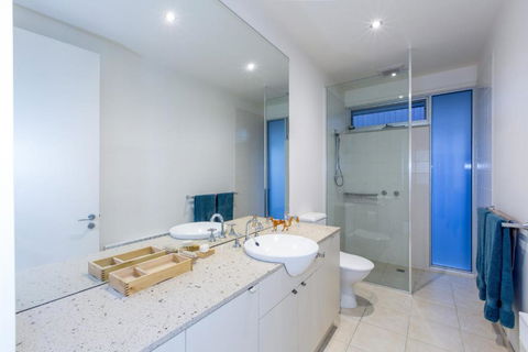 STYLISH HOLIDAY HOME OPPOSITE SURF - Accommodation Sydney 2