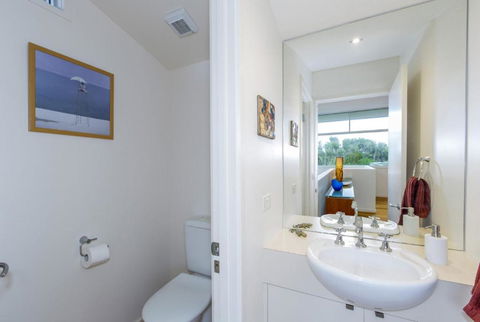 STYLISH HOLIDAY HOME OPPOSITE SURF - Accommodation Sydney 5