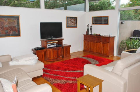 STYLISH HOLIDAY HOME OPPOSITE SURF - Accommodation Sydney 3