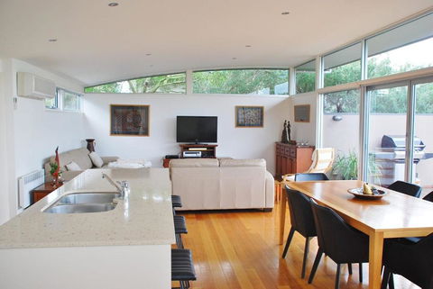 STYLISH HOLIDAY HOME OPPOSITE SURF - Accommodation Sydney 6