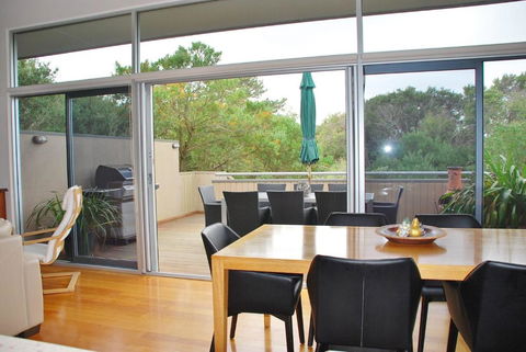 STYLISH HOLIDAY HOME OPPOSITE SURF - Accommodation Sydney 4