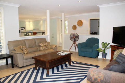 FRANGIPANI BEACH HOUSE PET FRIENDLY 22 Belbourie Cres Boomerang Beach - Sydney 4u 6