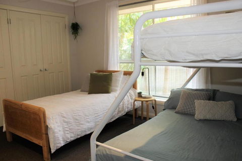FRANGIPANI BEACH HOUSE PET FRIENDLY 22 Belbourie Cres Boomerang Beach - Sydney 4u 1
