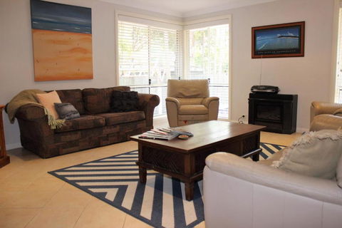 FRANGIPANI BEACH HOUSE PET FRIENDLY 22 Belbourie Cres Boomerang Beach - Sydney 4u 4