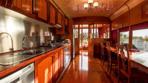 Carriages Spa Retreat - Sydney 4u 4