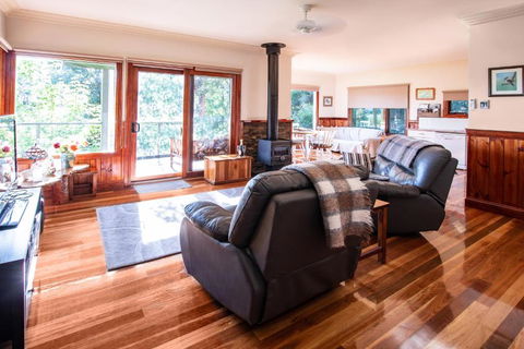 Raynella Alpaca Farmstay - Sydney 4u 5
