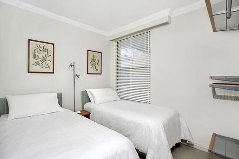 Sunny & Spacious Two Bdr Apt SPF13 - Accommodation Sydney 3