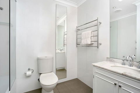 Sunny & Spacious Two Bdr Apt SPF13 - Accommodation Sydney 1