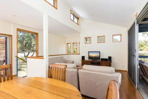 Blue Poles (Pets Allowed) - Accommodation Sydney 2